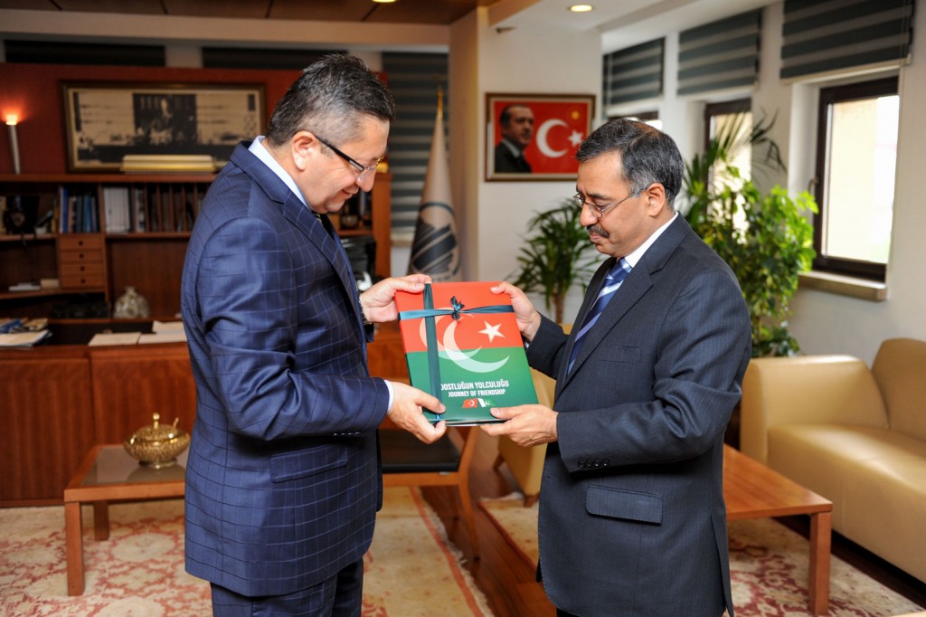 Ambassador Sohail Mahmood presenting a pictorial book on Pakistan Turkey relations to Mayor of Altindag