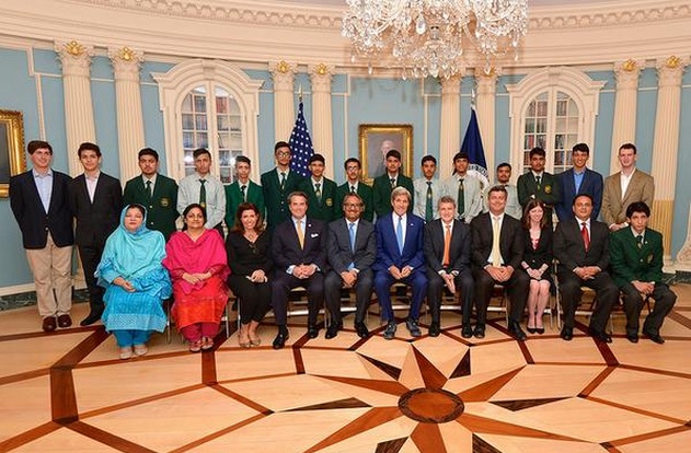 Group photo of U.S. Secretary of State John Kerry with Peshawar Army Public School students