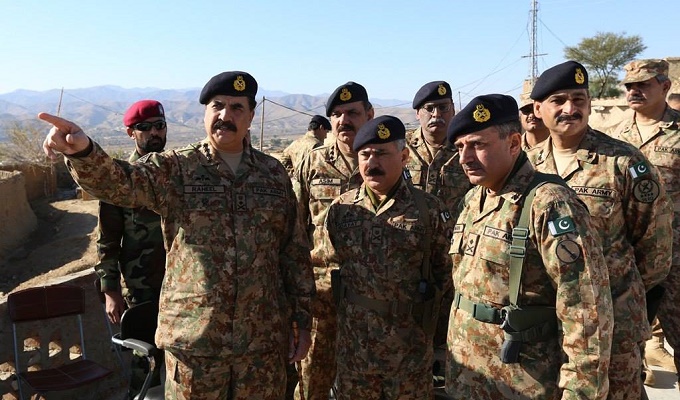 COAS being briefed by the formation commander about recent progress of ongoing Operation Zarb-e-Azb
