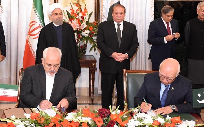 Pakistani PM Nawaz Sharif and Iranian President Hassan Rouhani witnessing MoU signing ceremony in Islamabad on March 25, 2016.