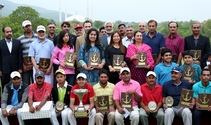 Chief of the Naval Staff Admiral Muhammad Zakaullah with winners of  5th CNS Amateur Golf Cup 2016 at Margalla Greens Golf Club, Islamabad. Photo: Pakistan Navy