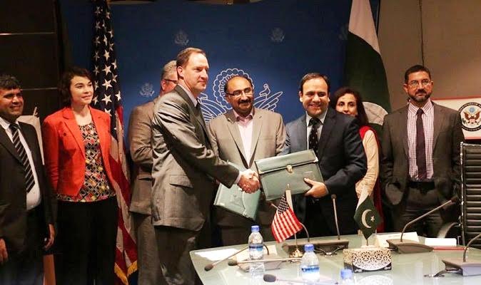 US Deputy Chief of Mission Jonathan Pratt and ITU Vice Chancellor Dr. Umar Saif sign MoU to establish a partnership between the University and the U.S. Consulate General in Lahore to build a Lincoln Corner on the University’s campus