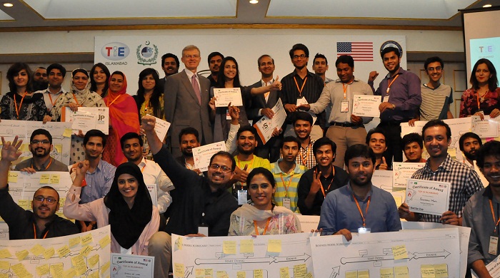  U.S. Embassy Islamabad’s Minister Counselor for Public Affairs Jeff Sexton joins the top 25 teams from StartUp Cup’s “Build-a-Business Workshop.”