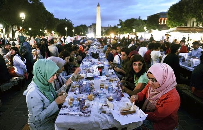 Muslims mark beginning of Ramadan 2016