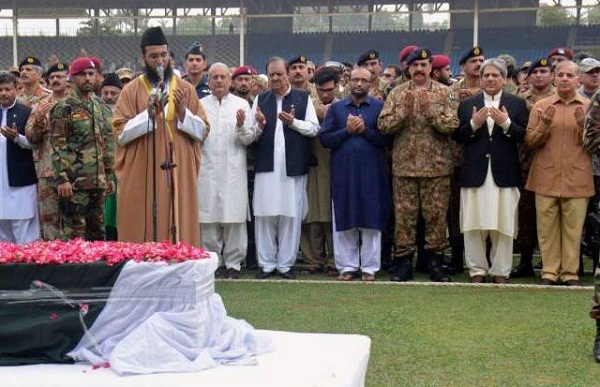 President Mamnoon Hussain, Army chief General Raheel Sharif and others offer funeral prayers of Abdul Sattar Edhi at National Stadium, Karachi on July 9, 2016. Photo: INP