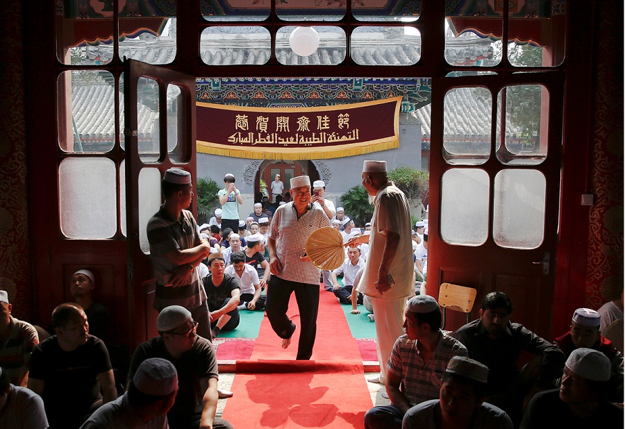 People arrive at the historic Niujie mosque as Muslims celebrate Eid ul Fitr 2016 in Chinese capital, Beijing. Photo: Damir Sagoli/Reuters