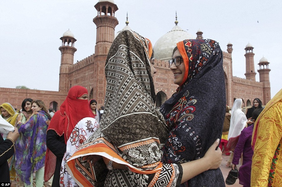Pakistani women share greeting after offering Eid al-Fitr prayers at the historical Badshahi mosque in Lahore, Pakistan. Photo: AP