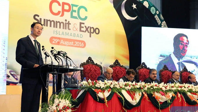 Chinese Ambassador to Pakistan Sun Weidong (L) addresses the opening ceremony of the China-Pakistan Economic Corridor Summit and Expo in Islamabad, Pakistan, Aug. 29, 2016. (Xinhua/Liu Tian)