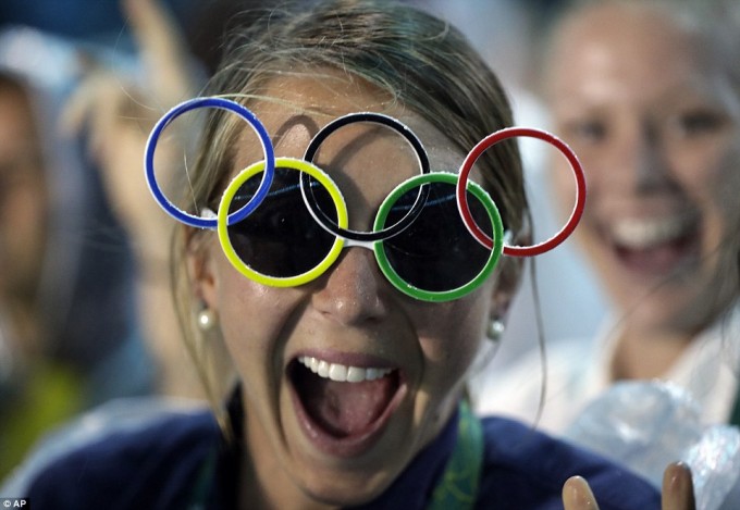 Jackie Briggs from the United States wears the Olympic ring sunglasses during the closing ceremony of 2016 Summer Olympics.