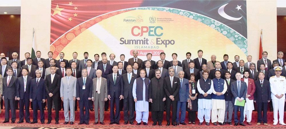 PM Nawaz and Chinese Ambassador Sun Weidong pose for a group photo with the participants of CPEC Summit 2016 in Islamabad on 29 August 2016. Photo: PID