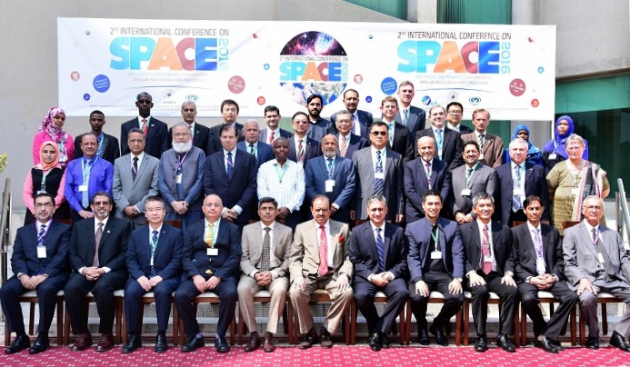 President Mamnoon Hussain in a group photo with foreign delegates during the opening session of 2nd International Conference on Space at COMSTECH Secretariat, Islamabad