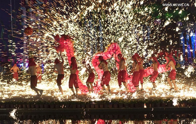 People perform a fire dragon dance in a shower of molten iron which sparks like fireworks in Wuhan, capital of central China's Hubei Province, Jan. 28, 2017. Photo: Xinhua/Xiong Qi