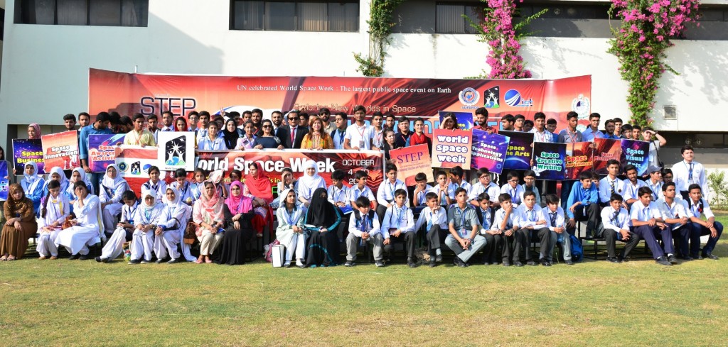  Group photo of students and teachers at World Space Week 2017.