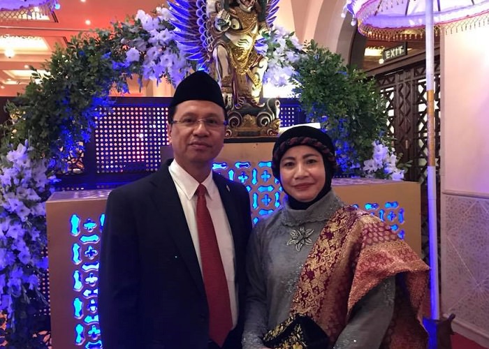 Indonesian Minister Counsellor Musurifun Lajawa with his wife at the ceremony in Islamabad