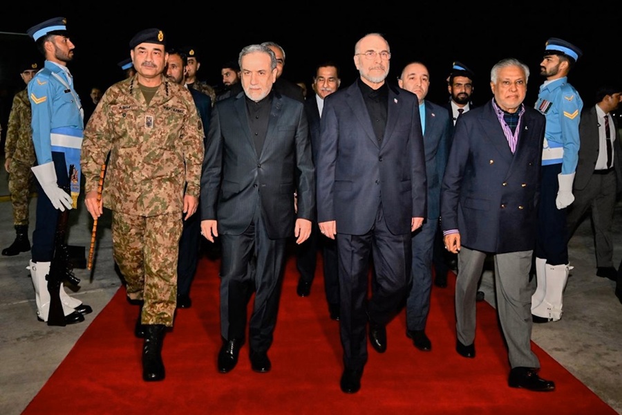 Pakistan’s Army Chief Asim Munir walking alongside Iran’s delegation in Pakistan for US-Iran talks